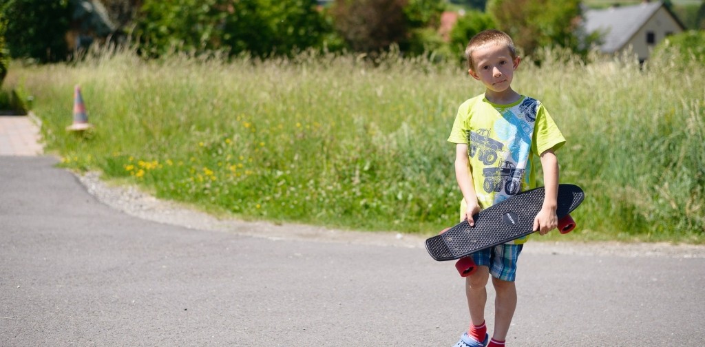 Junge mit Skateboard
