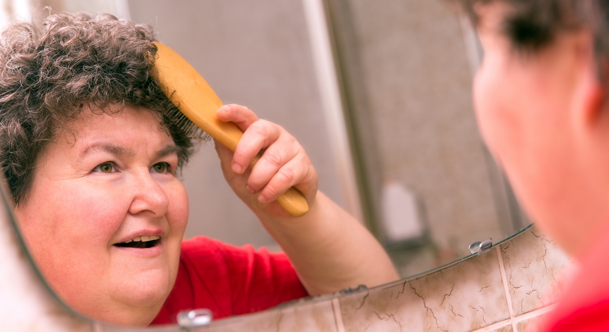 Frau bürstet sich die Haare